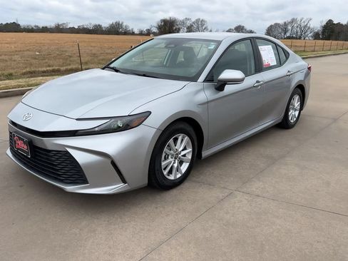 Used 2025 Toyota Camry LE FWD image 5