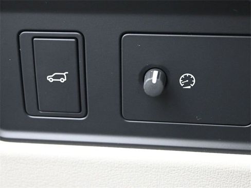 Used 2023 Jaguar F-PACE R-Dynamic S image 15