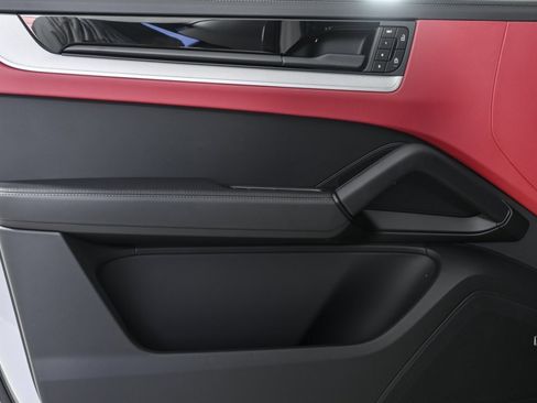 New 2026 Porsche Cayenne S image 6