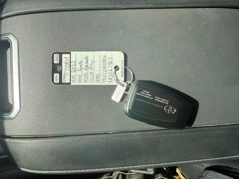 Used 2022 Toyota Highlander XLE AWD/4WD image 40