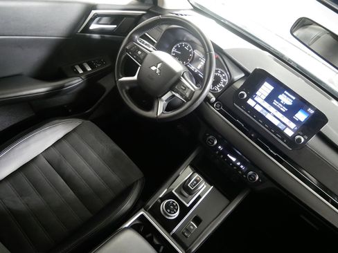 Used 2024 Mitsubishi Outlander SE image 9