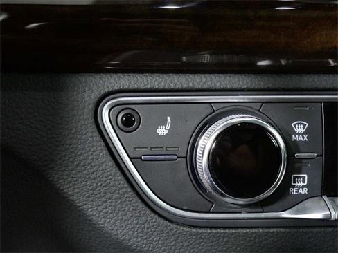 Used 2020 Audi Q5 e Prestige w/ Prestige Package image 25