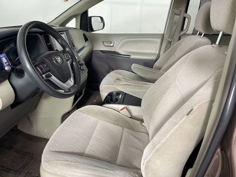 Used 2018 Toyota Sienna LE image 2