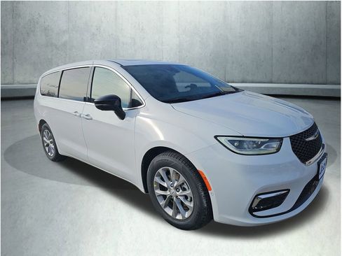 New 2026 Chrysler Pacifica Limited image 7