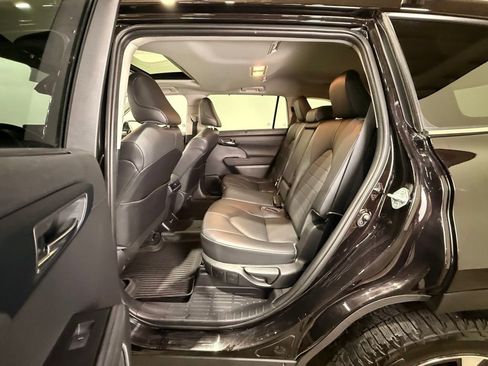 Used 2020 Toyota Highlander XLE image 18