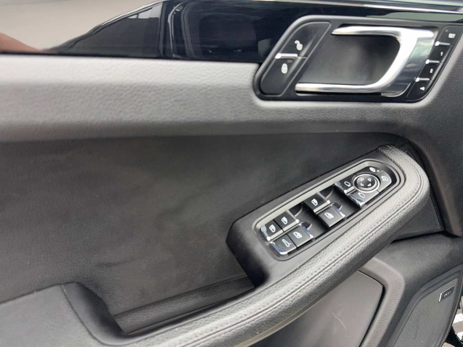 Used 2018 Porsche Macan Sport Edition AWD/4WD image 35