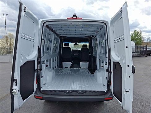 Used 2025 Mercedes-Benz Sprinter 2500 image 9