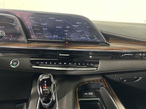 Used 2023 Cadillac Escalade Premium Luxury image 31
