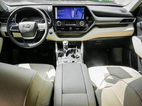 Used 2024 Toyota Highlander XLE FWD image 29