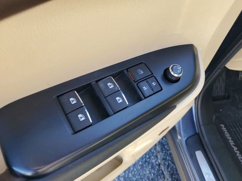 Used 2015 Toyota Highlander Limited Platinum AWD/4WD image 9