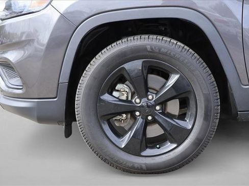 Used 2020 Jeep Cherokee Latitude Plus AWD/4WD image 9