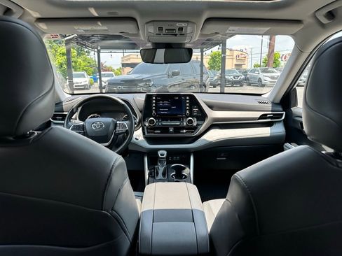 Used 2022 Toyota Highlander XLE image 2