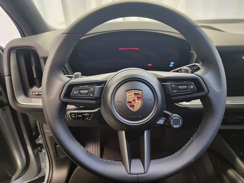 Used 2025 Porsche Cayenne image 8