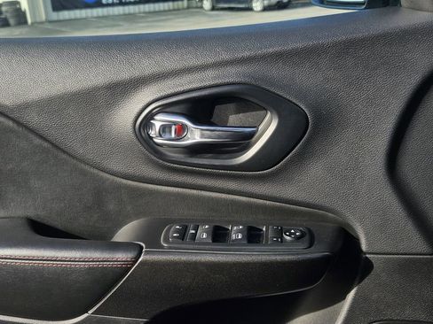 Used 2019 Jeep Cherokee Trailhawk image 28