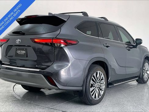 Used 2024 Toyota Highlander Platinum FWD image 2