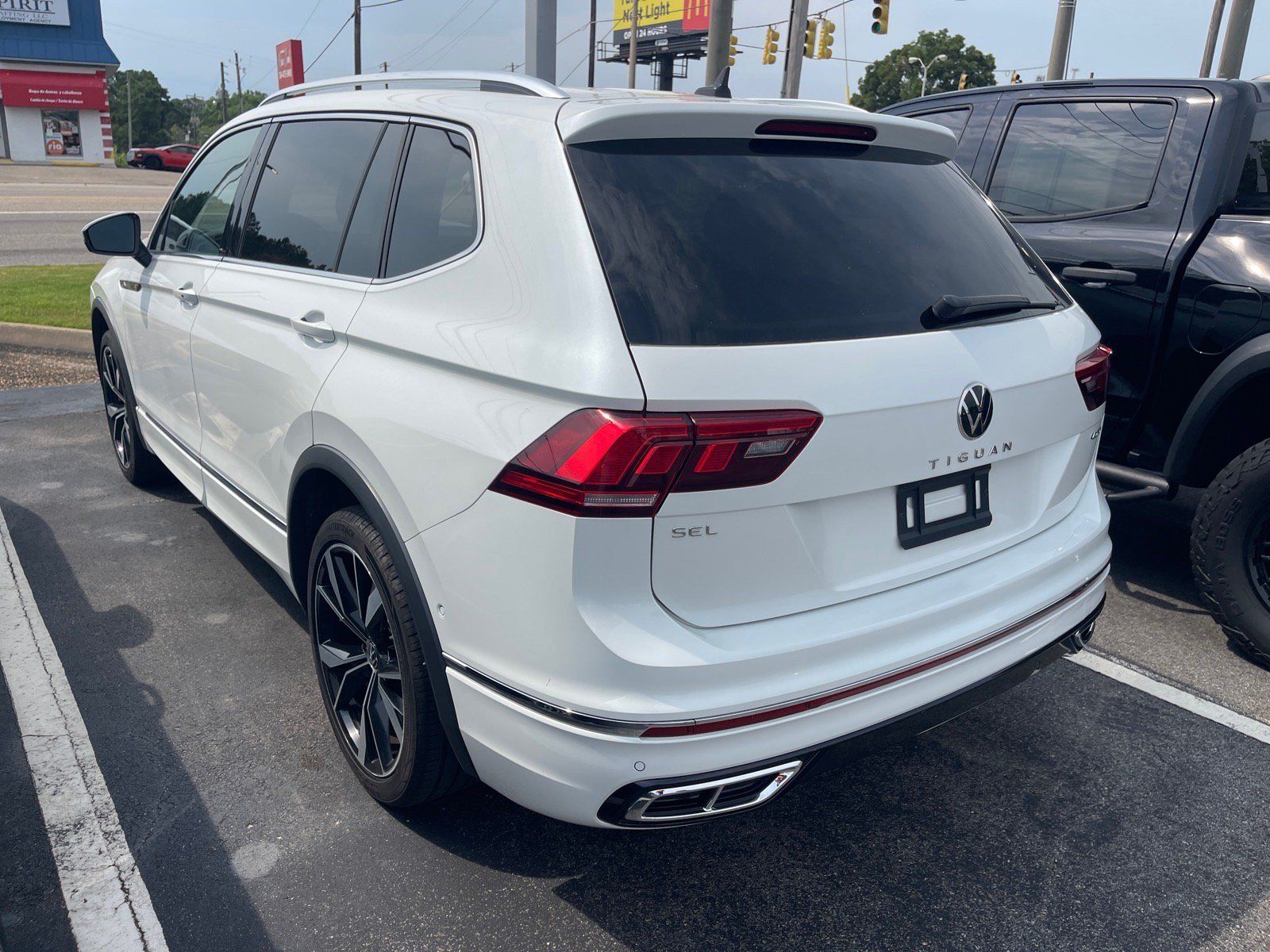 Used 2023 Volkswagen Tiguan SEL R-Line AWD/4WD image 12