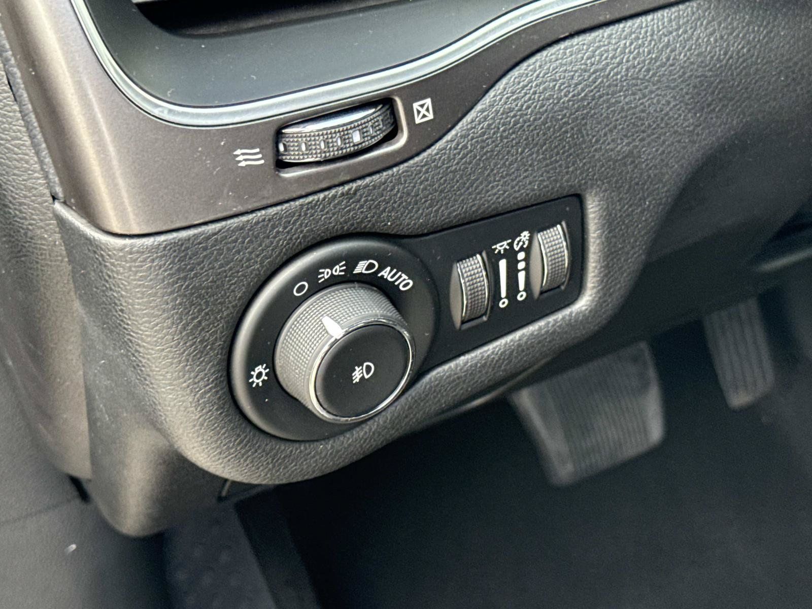 Used 2019 Jeep Cherokee Latitude Plus FWD image 27