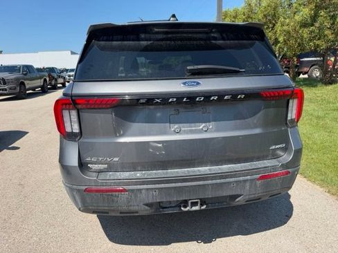 Used 2025 Ford Explorer Active AWD/4WD image 10
