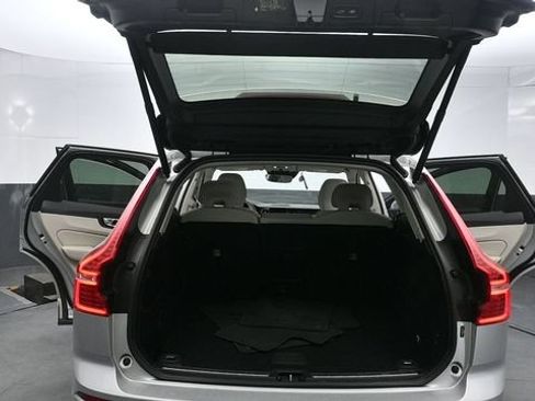 Used 2019 Volvo XC60 T6 Momentum w/ Multimedia Package AWD/4WD image 8