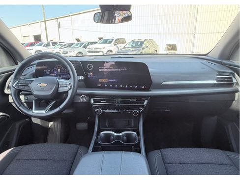 Used 2025 Chevrolet Traverse LT FWD image 11