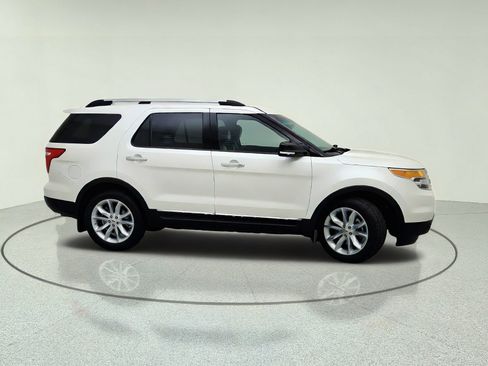 Used 2015 Ford Explorer XLT w/ Equipment Group 202B FWD image 6