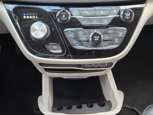 Certified 2024 Chrysler Pacifica Touring-L FWD image 19