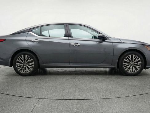 Used 2025 Nissan Altima 2.5 SV image 11