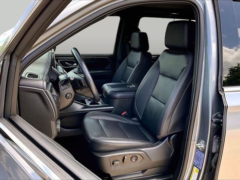 Used 2022 Chevrolet Suburban LT w/ Luxury Package RWD image 8