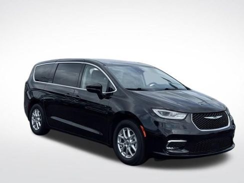 Used 2023 Chrysler Pacifica Touring-L FWD image 5