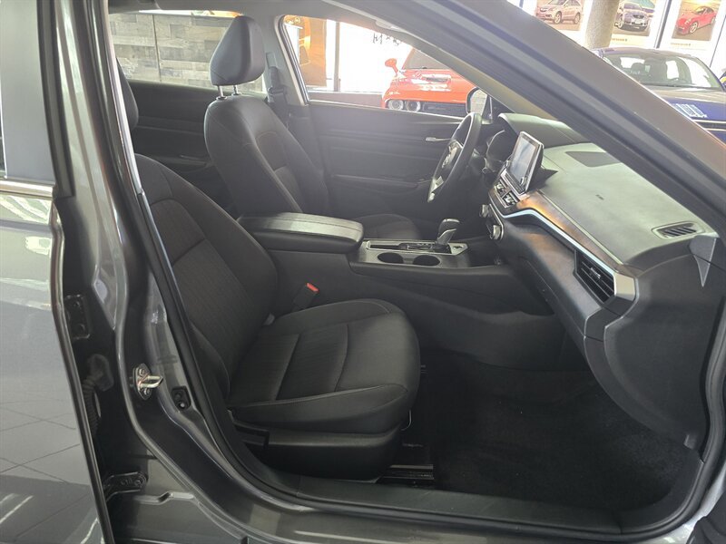 Used 2025 Nissan Altima 2.5 SV FWD image 15