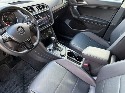 Used 2020 Volkswagen Tiguan SE w/ Panoramic Sunroof Package image 9