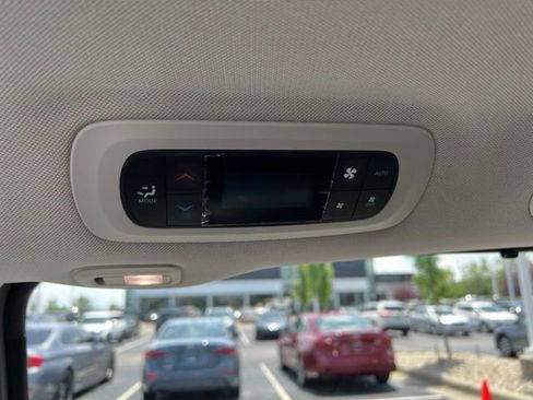Used 2018 Chrysler Pacifica Limited FWD image 32