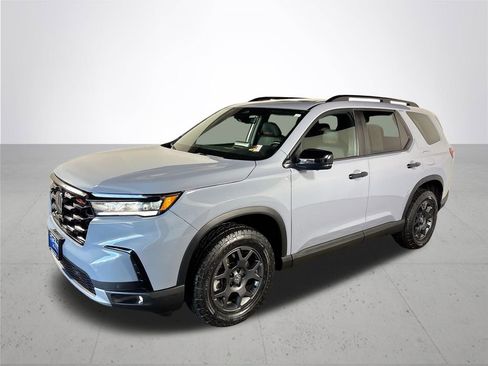 Certified 2025 Honda Pilot TrailSport image 2