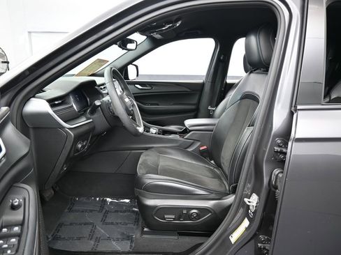 Used 2023 Jeep Grand Cherokee L Laredo image 11