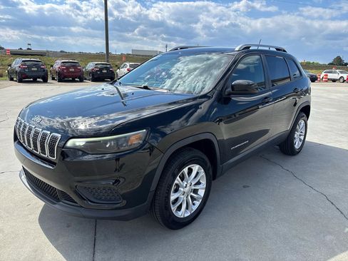 Used 2020 Jeep Cherokee Latitude w/ Cold Weather Group image 8