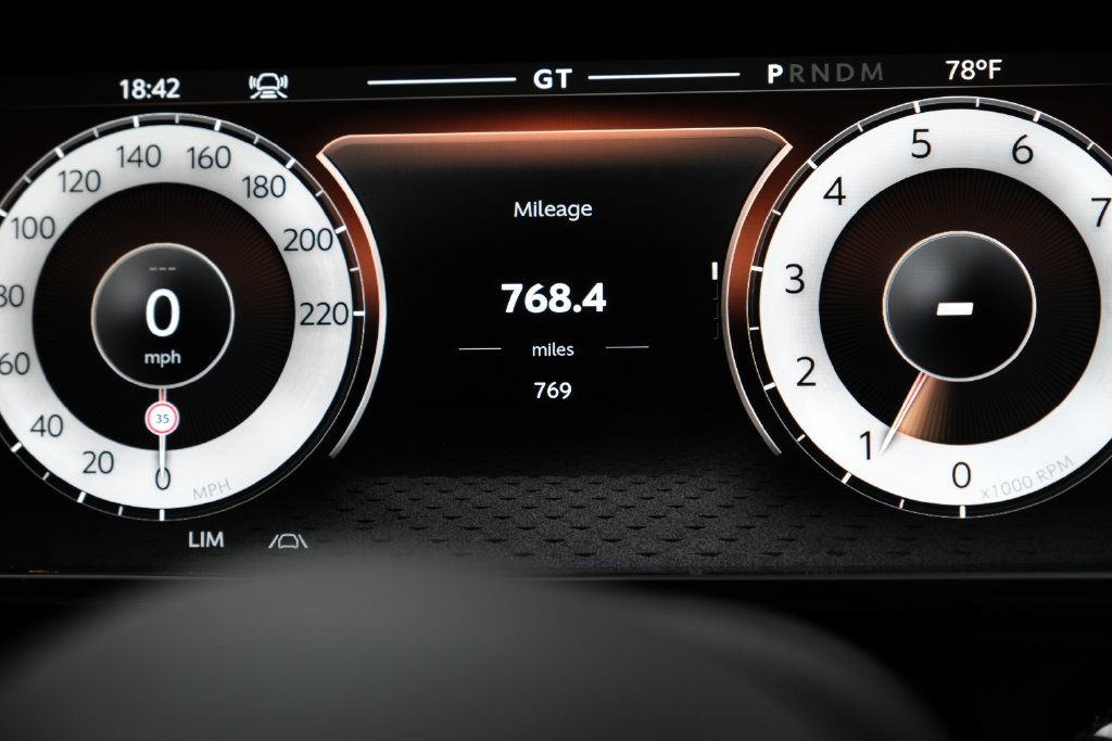 Used 2025 Aston Martin Vanquish RWD image 21
