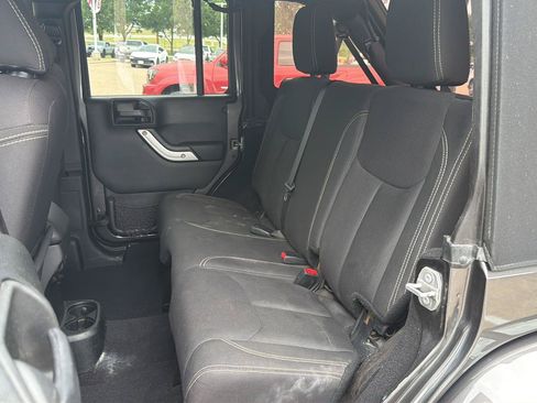 Used 2018 Jeep Wrangler Unlimited Sahara w/ Connectivity Group AWD/4WD image 11