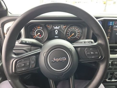 Used 2025 Jeep Gladiator Overland AWD/4WD image 11