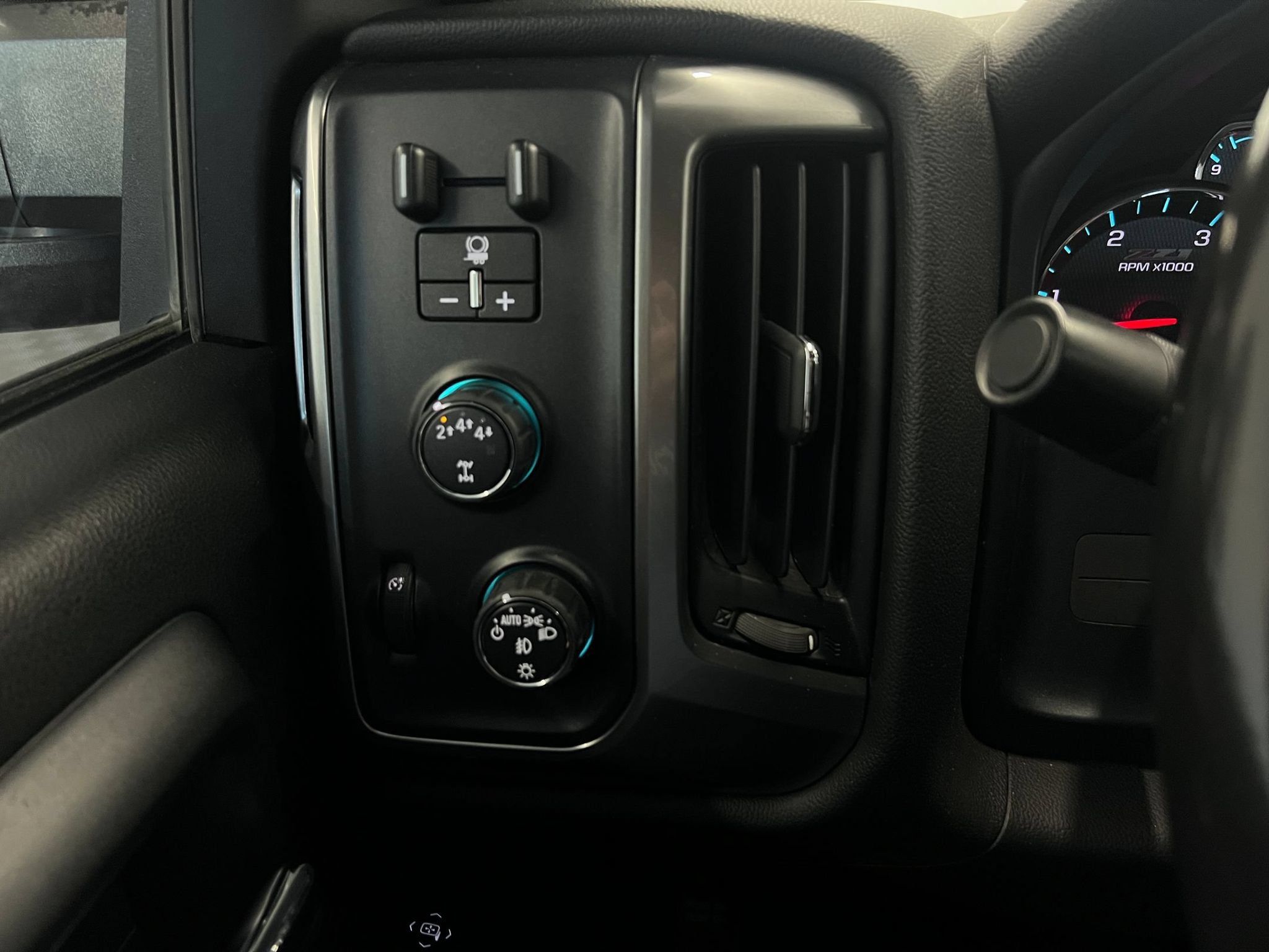 Used 2018 Chevrolet Silverado 2500 LT w/ LT Convenience Package AWD/4WD image 16
