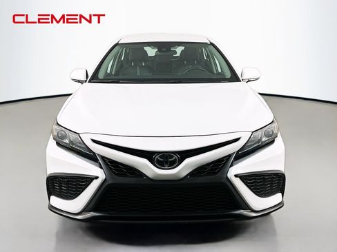 Used 2022 Toyota Camry SE FWD image 3