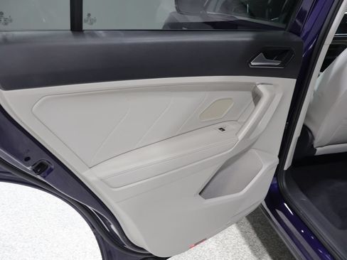 Used 2022 Volkswagen Tiguan SE w/ Panoramic Sunroof Package AWD/4WD image 19