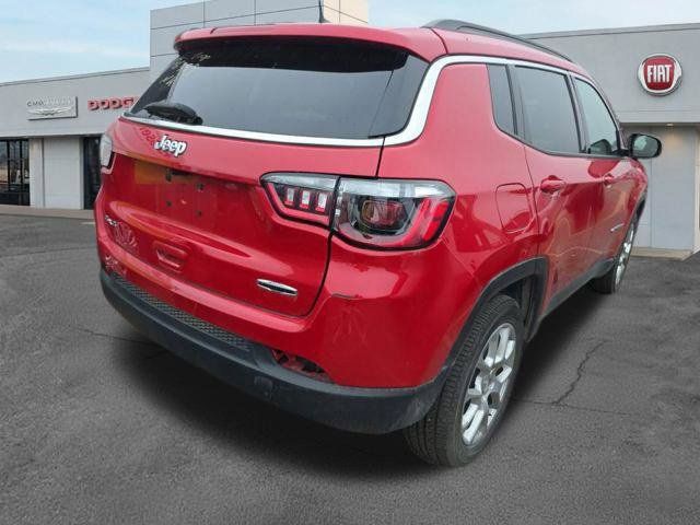 Used 2023 Jeep Compass Latitude w/ Sun and Sound Group AWD/4WD image 3