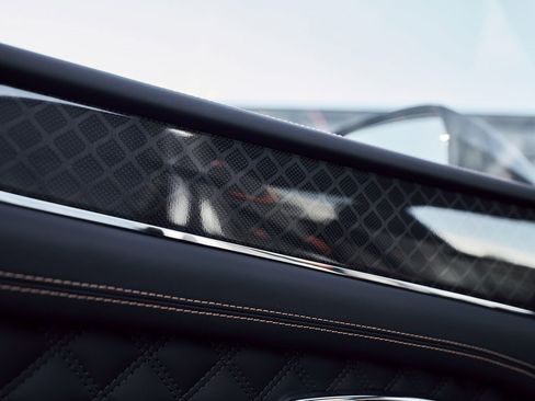 Used 2025 Bentley Bentayga image 33