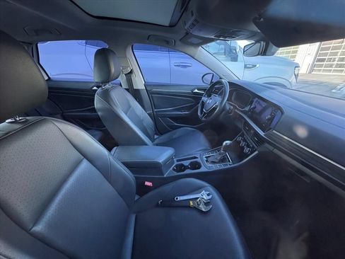 Used 2019 Volkswagen Jetta SEL w/ Cold Weather Package FWD image 3