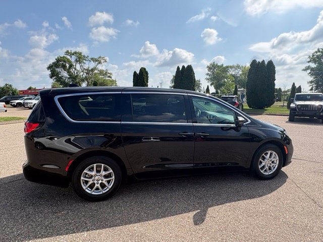 Used 2024 Chrysler Pacifica Touring-L FWD image 6