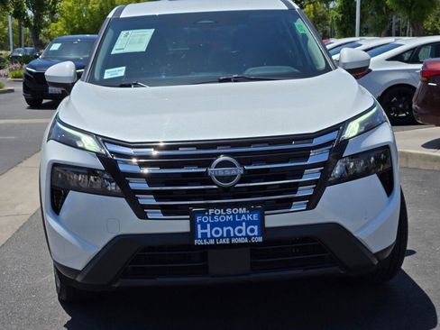 Used 2025 Nissan Rogue SV AWD/4WD image 2