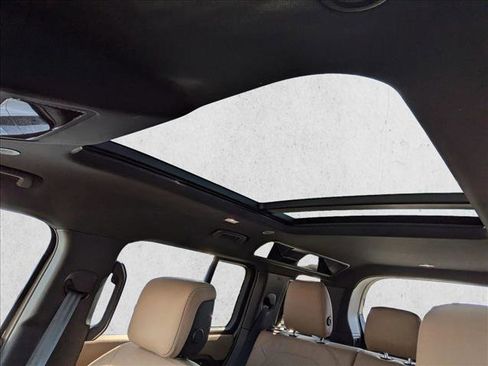 Used 2025 Land Rover Defender 110 S image 17