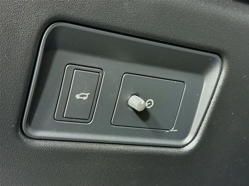 Used 2023 Land Rover Discovery Metropolitan Edition AWD/4WD image 7