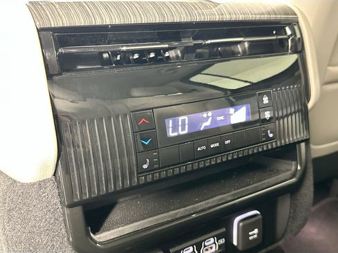 Used 2022 Jeep Wagoneer Series III w/ Rear Seat Video Group 1 RWD image 27