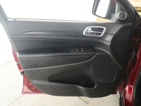 Used 2021 Jeep Grand Cherokee Laredo image 8